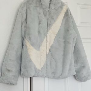 Nike Women’s Faux Fur Jacket Teddy Plush Sherpa Size Small Gray New NWT.